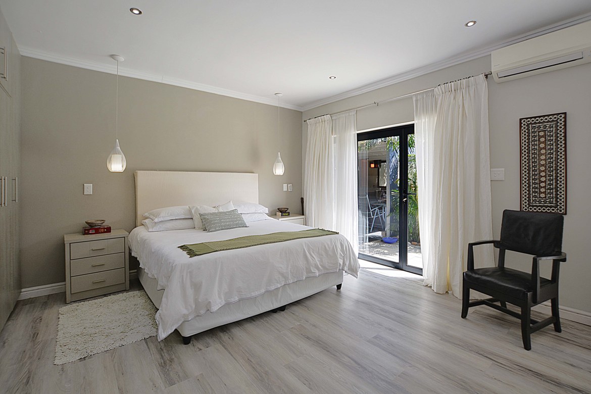 937m² Extremely unique property, located in the sought after flamingo vlei area