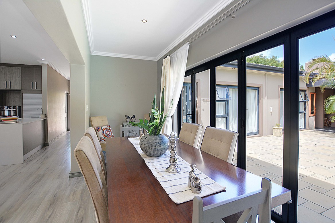 937m² Extremely unique property, located in the sought after flamingo vlei area