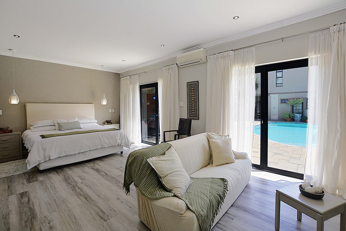 937m² Extremely unique property, located in the sought after flamingo vlei area