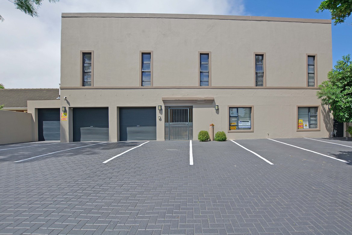 937m² Extremely unique property, located in the sought after flamingo vlei area