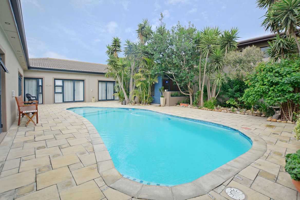 937m² Extremely unique property, located in the sought after flamingo vlei area