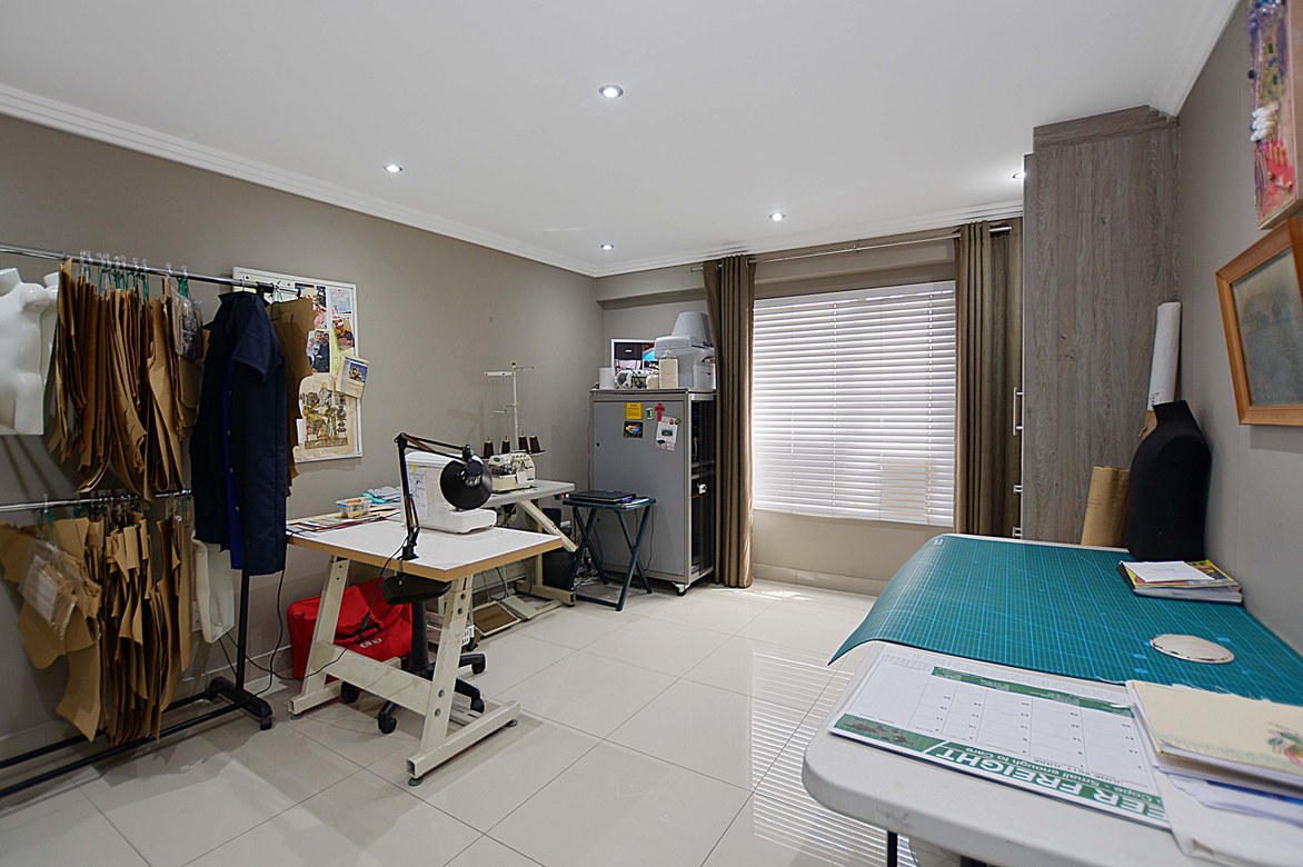 937m² Extremely unique property, located in the sought after flamingo vlei area