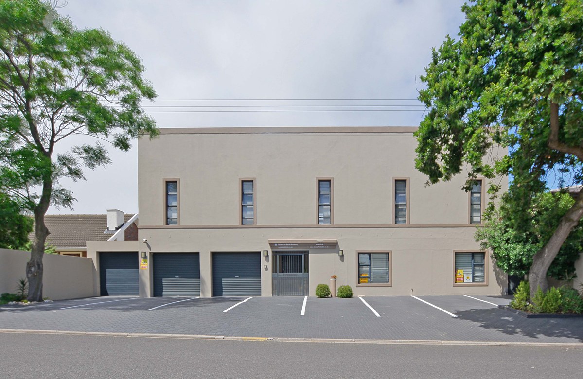 937m² Extremely unique property, located in the sought after flamingo vlei area