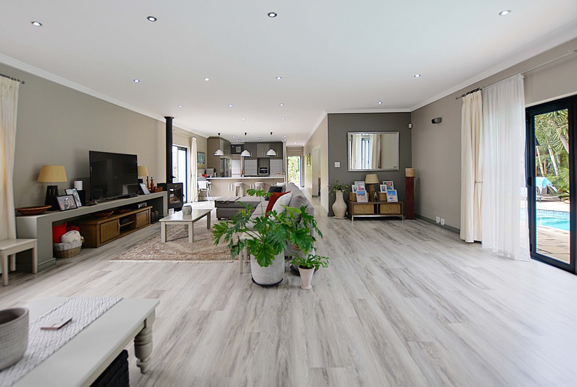 937m² Extremely unique property, located in the sought after flamingo vlei area