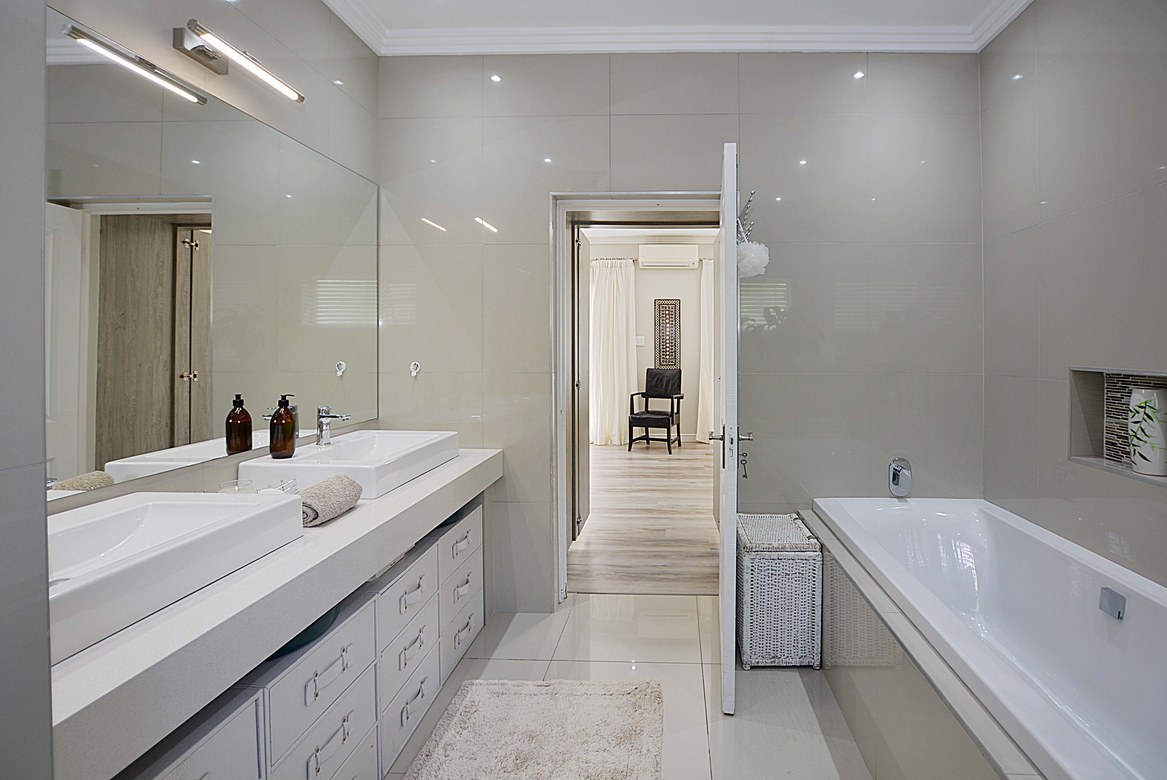 937m² Extremely unique property, located in the sought after flamingo vlei area