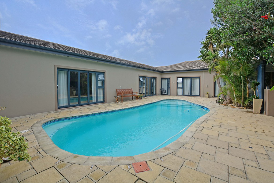 937m² Extremely unique property, located in the sought after flamingo vlei area