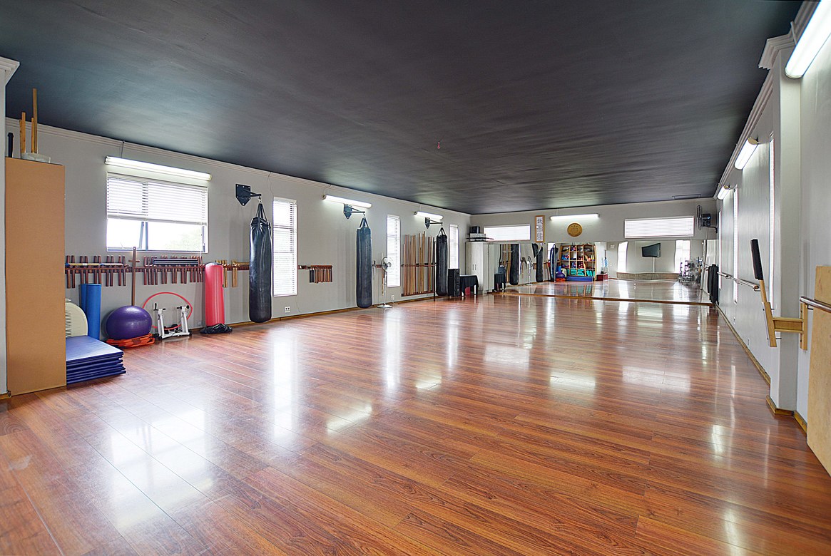 937m² Extremely unique property, located in the sought after flamingo vlei area