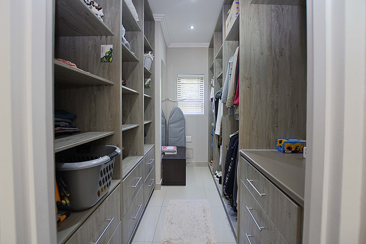 937m² Extremely unique property, located in the sought after flamingo vlei area