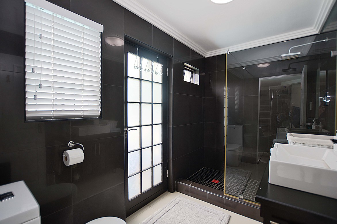 937m² Extremely unique property, located in the sought after flamingo vlei area