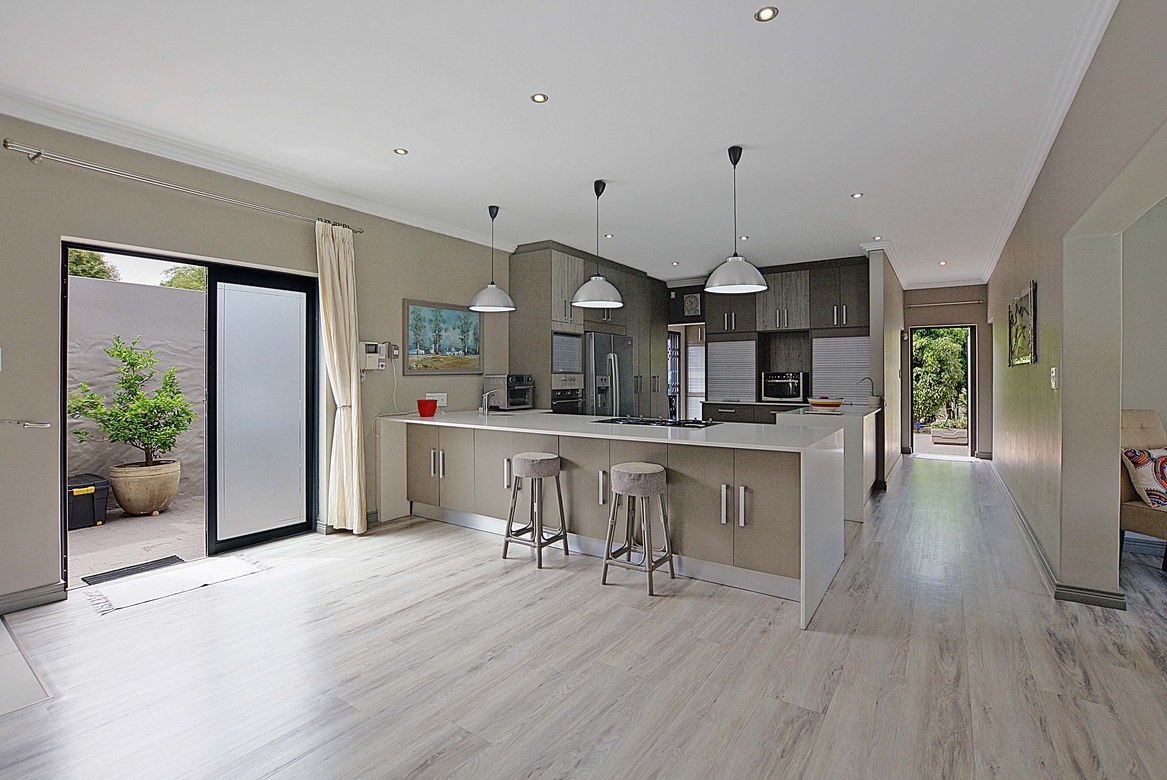 937m² Extremely unique property, located in the sought after flamingo vlei area