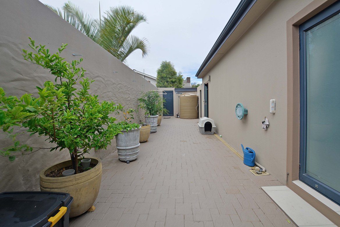 937m² Extremely unique property, located in the sought after flamingo vlei area