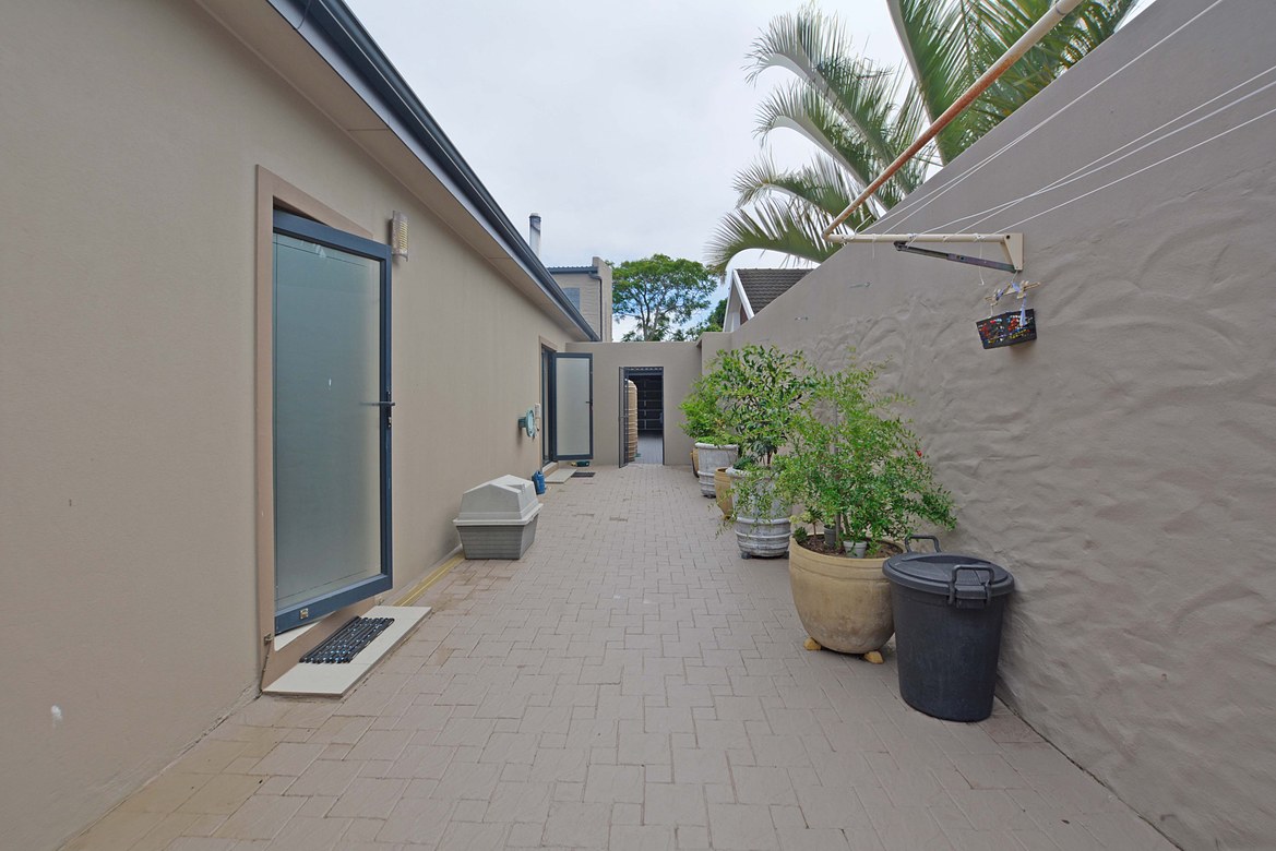 937m² Extremely unique property, located in the sought after flamingo vlei area