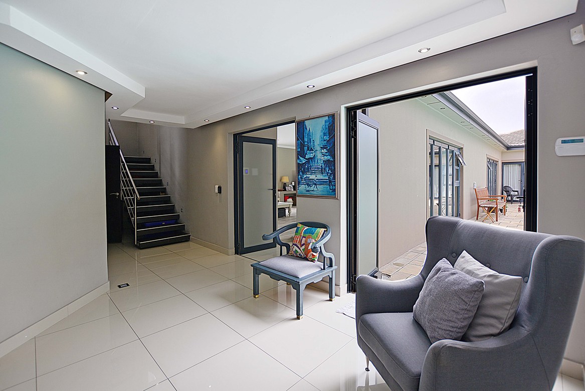 937m² Extremely unique property, located in the sought after flamingo vlei area