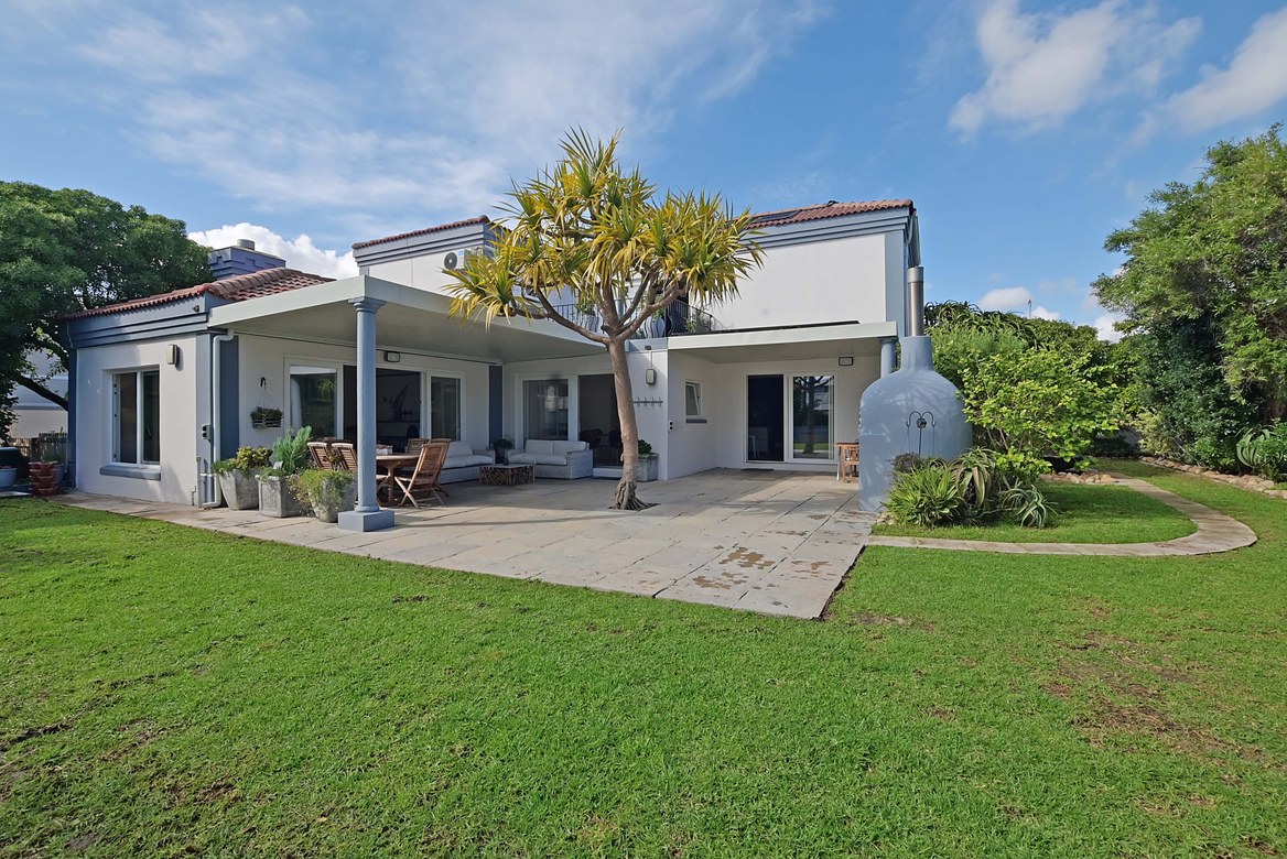888m² Coastal Lifestyle Living in Sunset Beach 