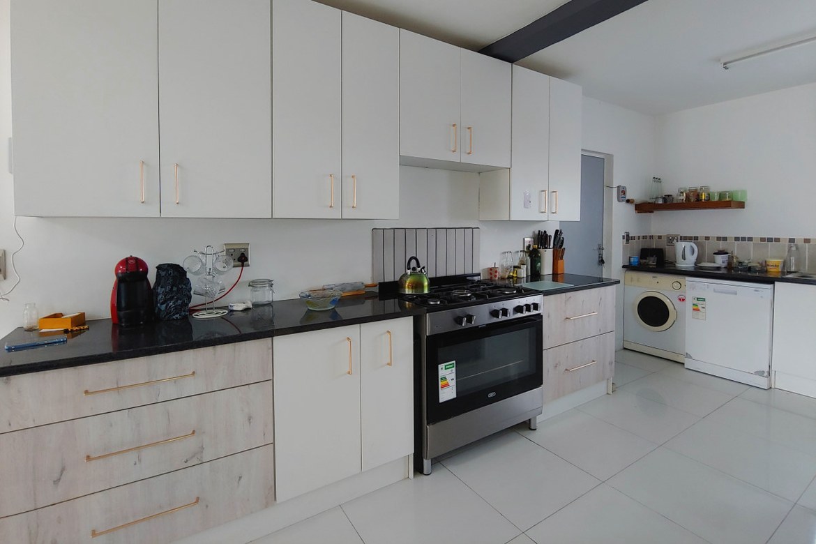 574m² Spacious Family Home Walking distance from Beach