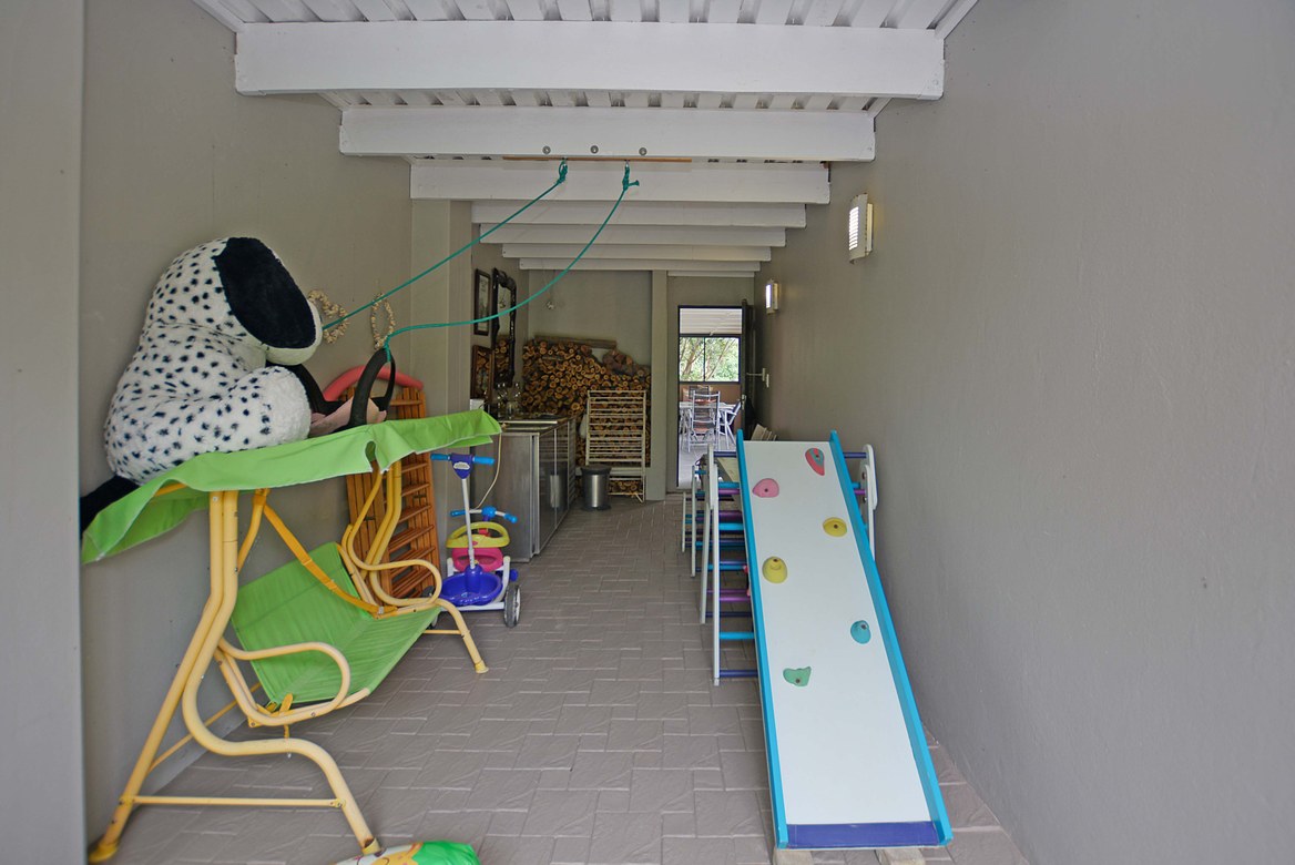 937m² Extremely unique property, located in the sought after flamingo vlei area