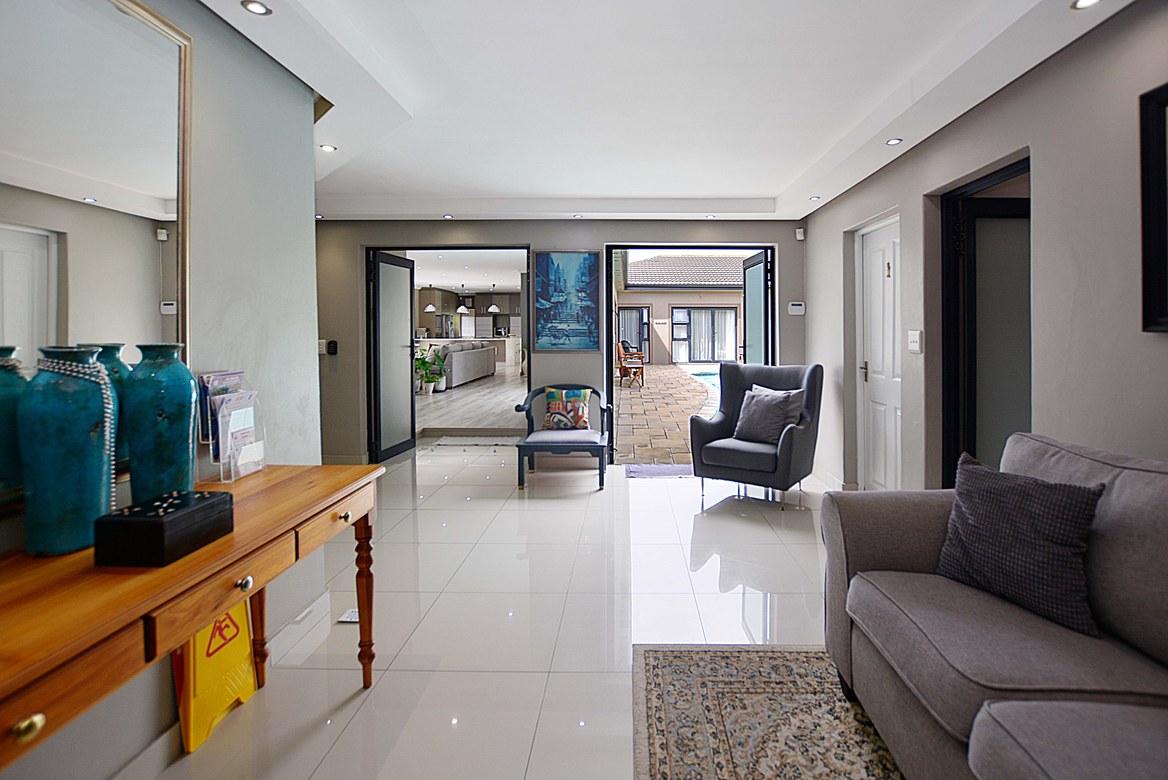 937m² Extremely unique property, located in the sought after flamingo vlei area