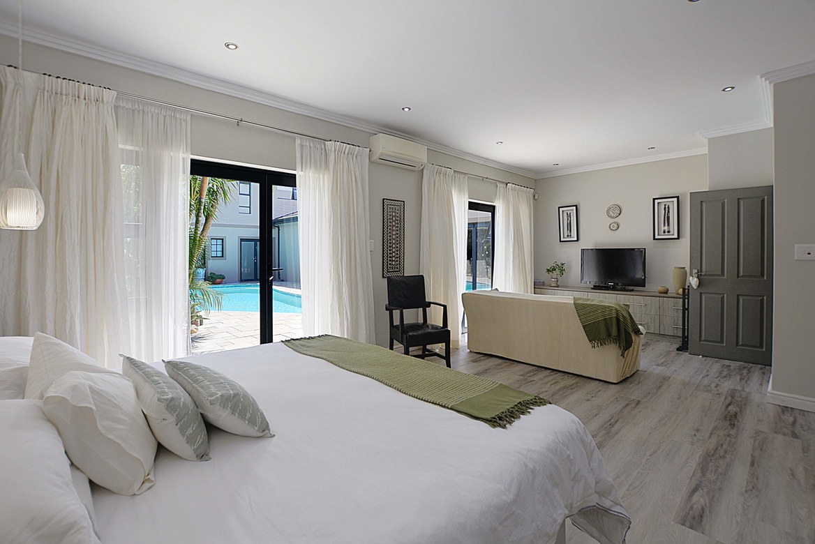 937m² Extremely unique property, located in the sought after flamingo vlei area