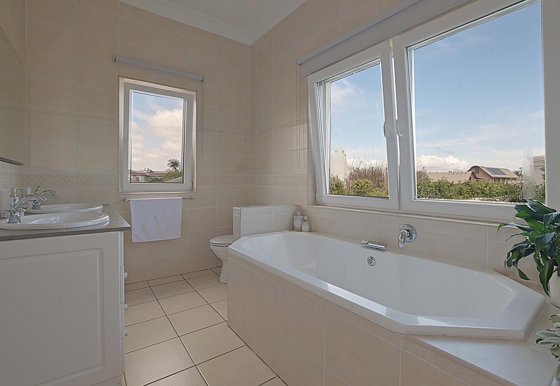 888m² Coastal Lifestyle Living in Sunset Beach 