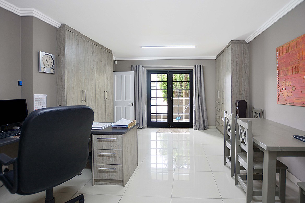 937m² Extremely unique property, located in the sought after flamingo vlei area