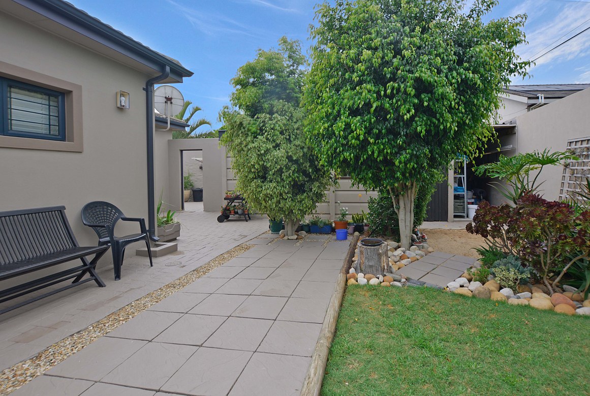 937m² Extremely unique property, located in the sought after flamingo vlei area
