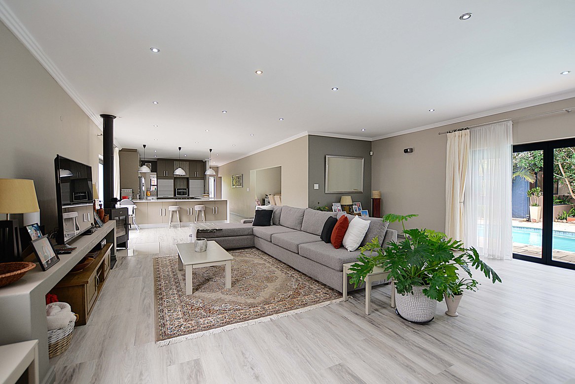 937m² Extremely unique property, located in the sought after flamingo vlei area