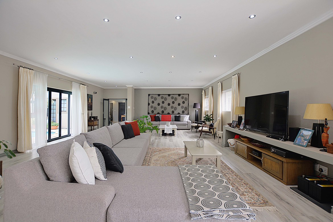 937m² Extremely unique property, located in the sought after flamingo vlei area