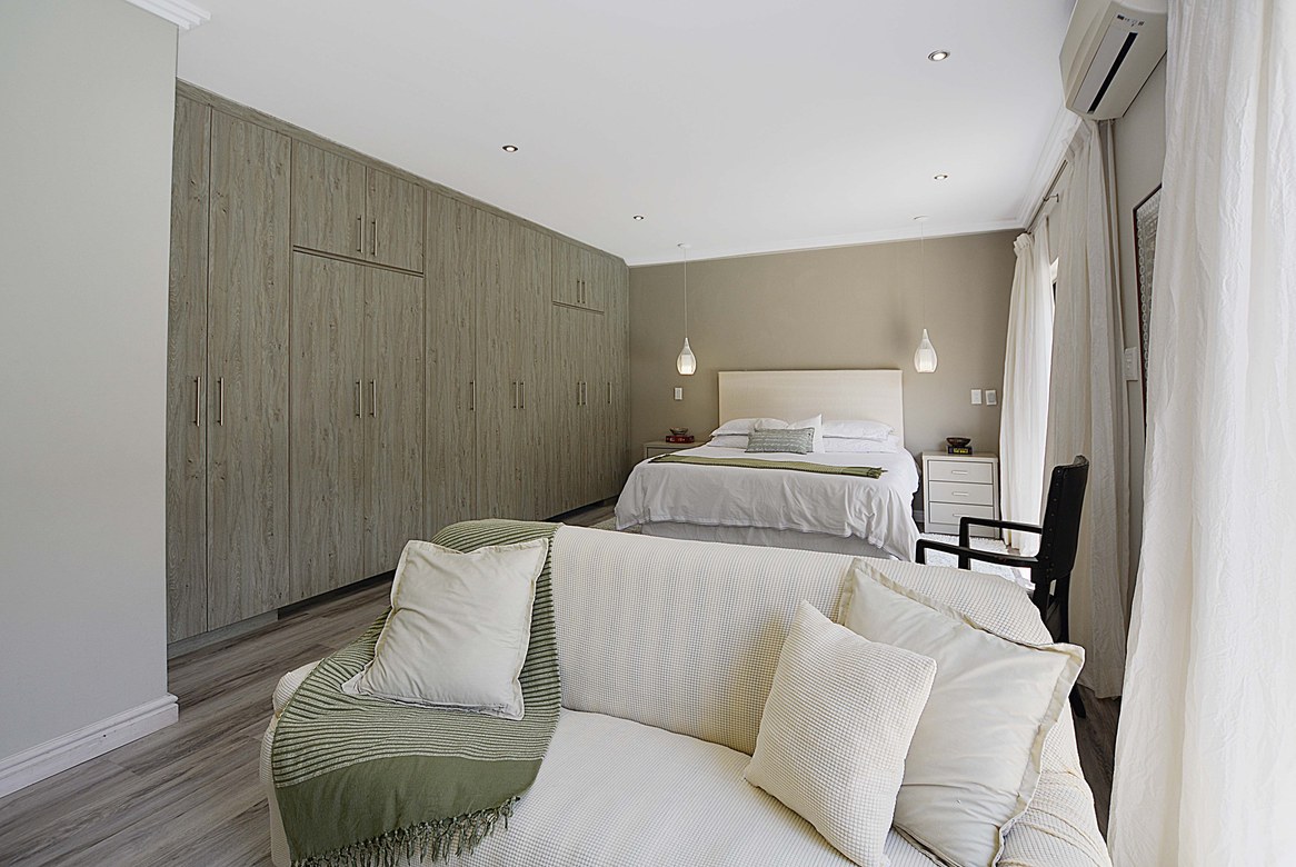 937m² Extremely unique property, located in the sought after flamingo vlei area