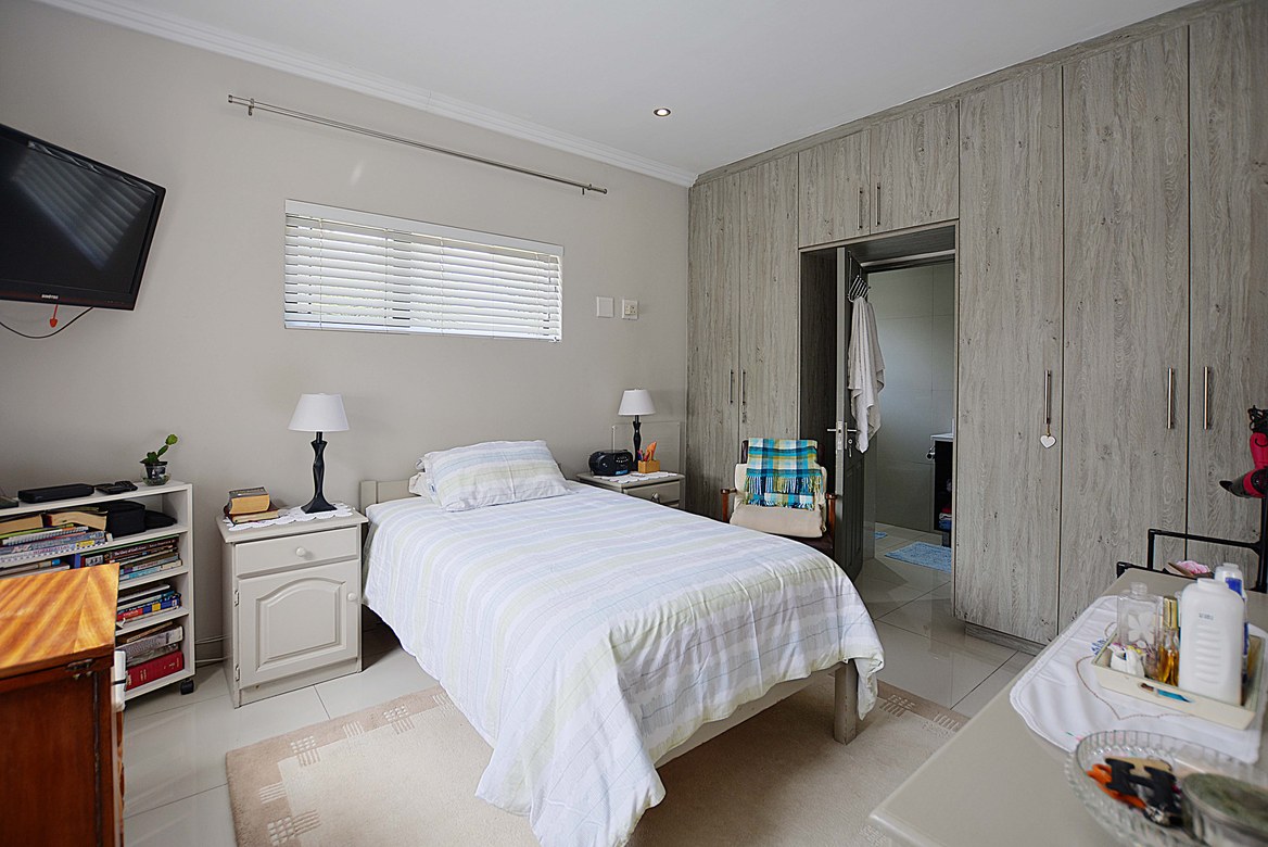 937m² Extremely unique property, located in the sought after flamingo vlei area