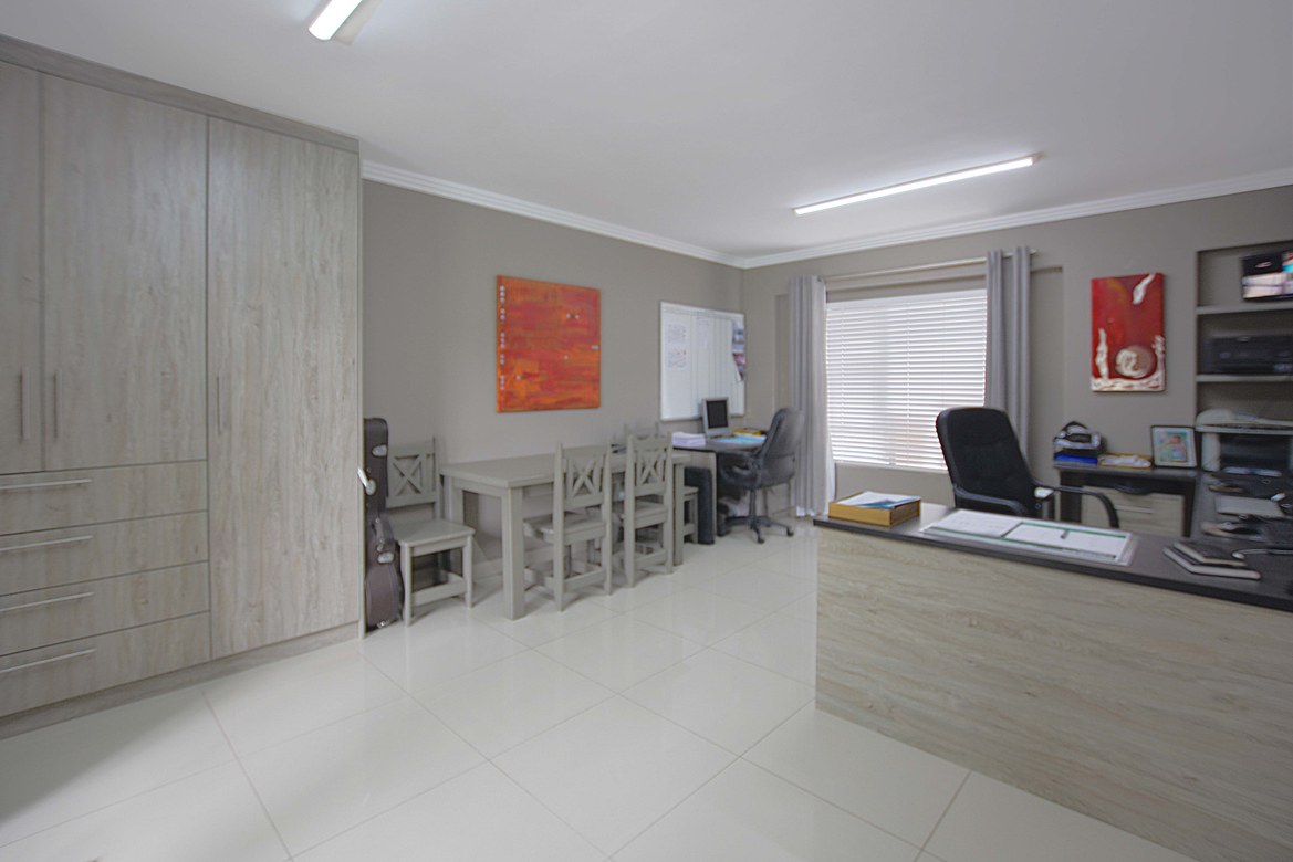 937m² Extremely unique property, located in the sought after flamingo vlei area