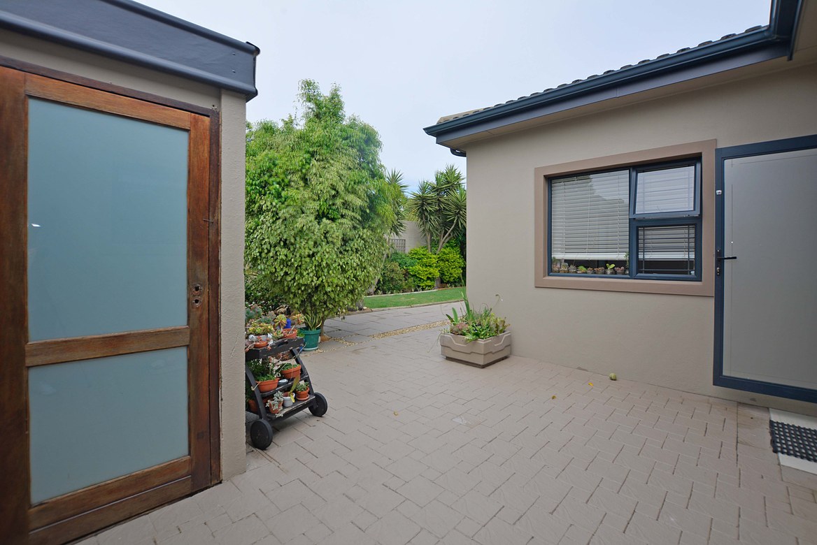 937m² Extremely unique property, located in the sought after flamingo vlei area