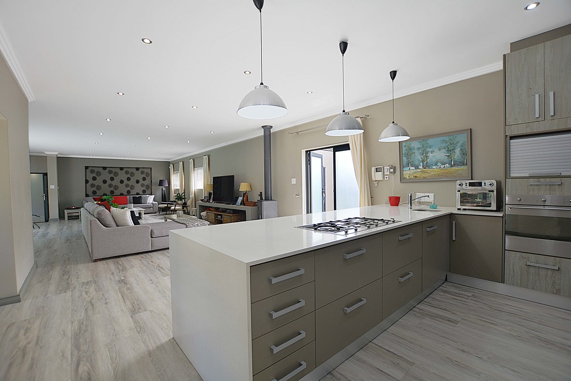 937m² Extremely unique property, located in the sought after flamingo vlei area