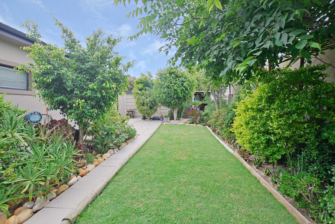 937m² Extremely unique property, located in the sought after flamingo vlei area