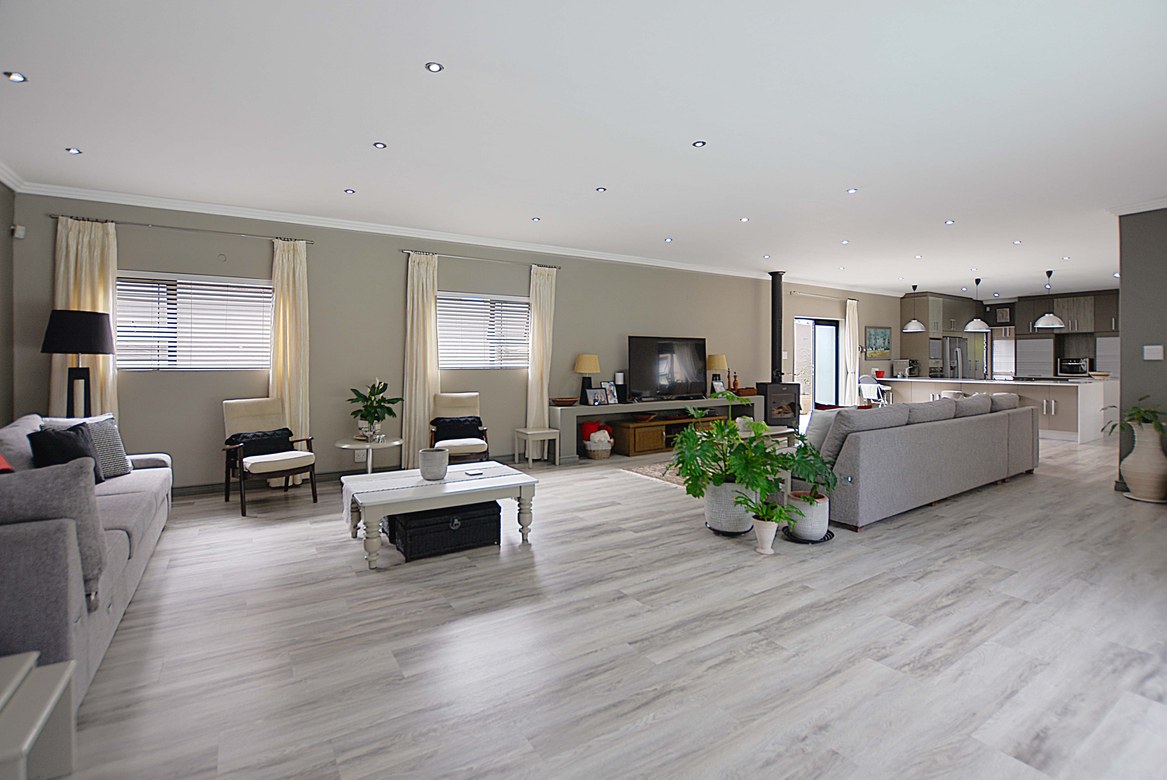 937m² Extremely unique property, located in the sought after flamingo vlei area