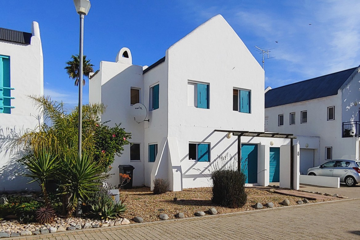 168m² Great Value: Coastal Home +/- 900 meters from Beach
