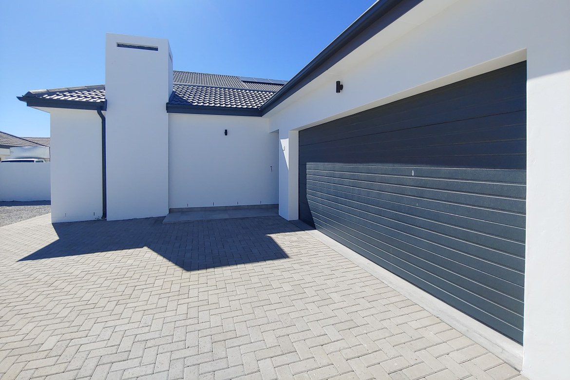 445m² Exceptional Value:  Home 160 meters from BEACH in Security Estate