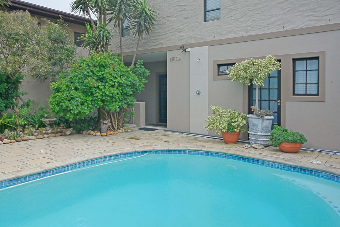 937m² Extremely unique property, located in the sought after flamingo vlei area