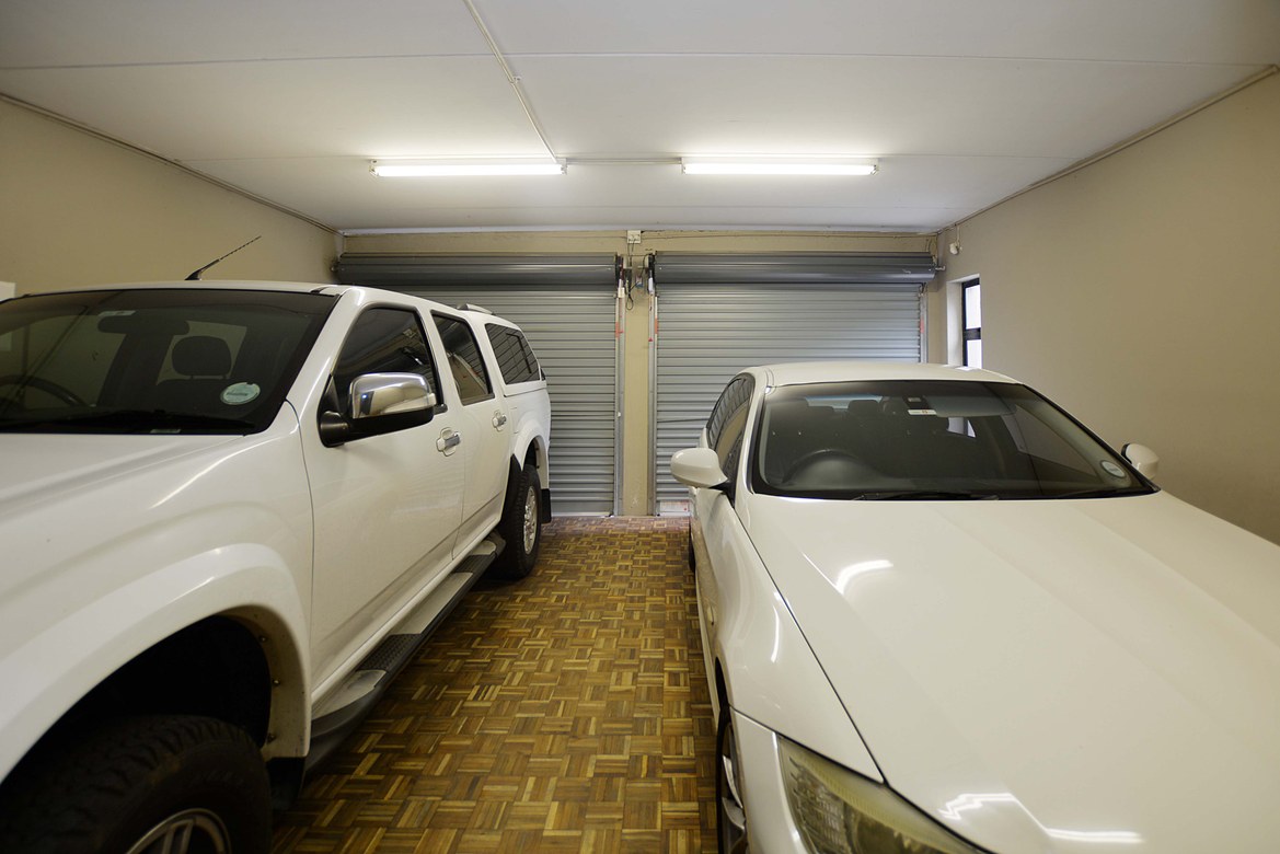 937m² Extremely unique property, located in the sought after flamingo vlei area