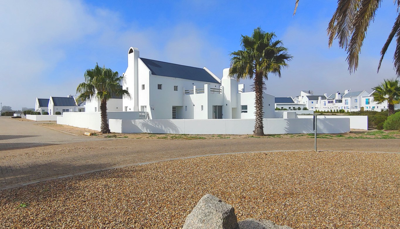 574m² Spacious Family Home Walking distance from Beach