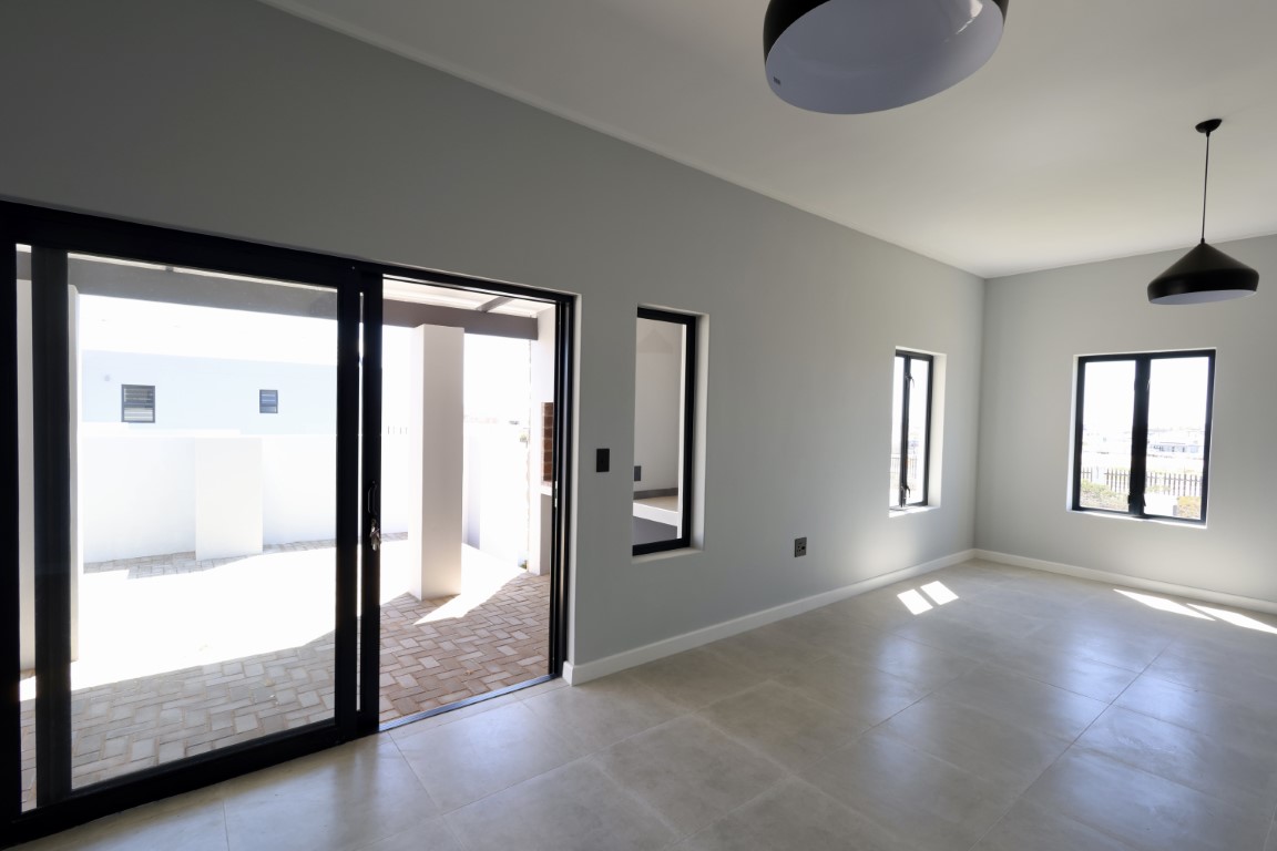 445m² Laguna Dreamin': Your Coastal Escape Awaits!
