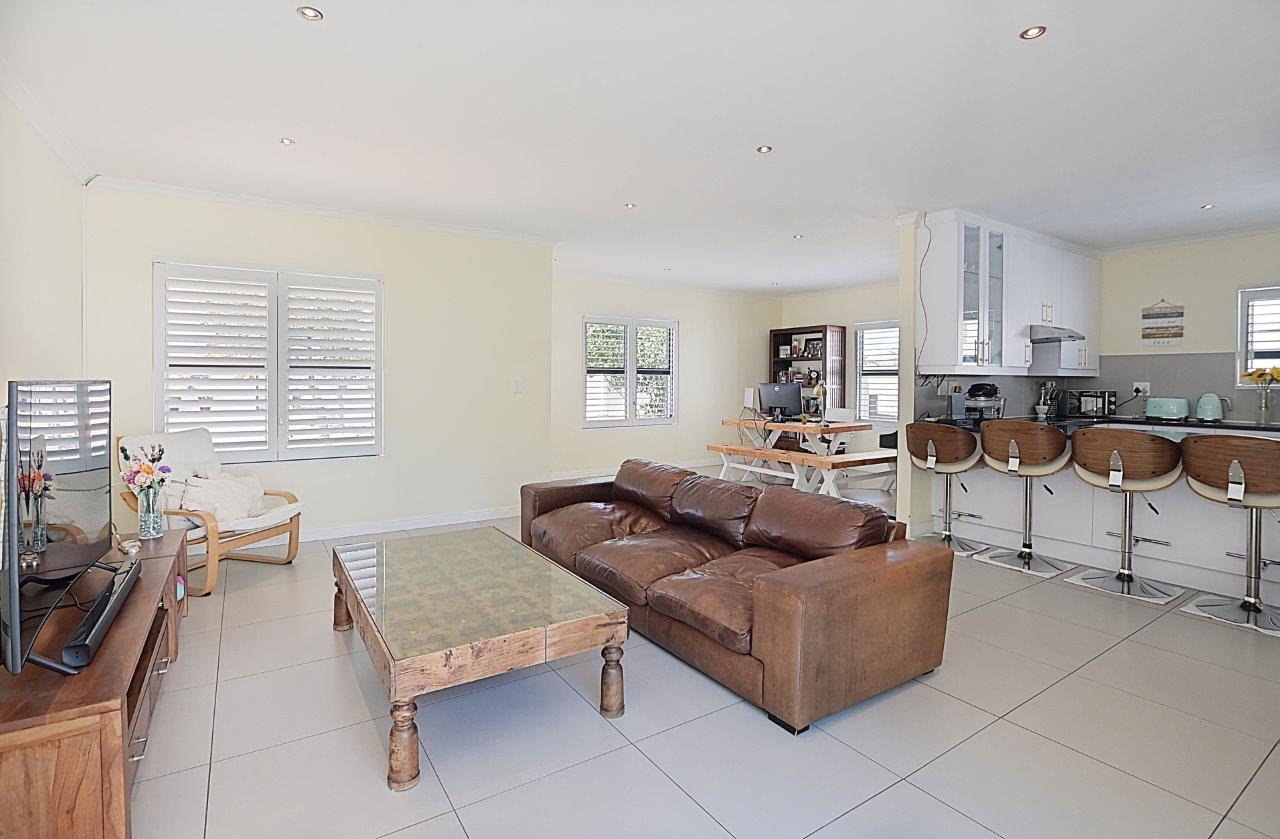 400m² Neat & Inviting Home in Canal West, Sunningdale.