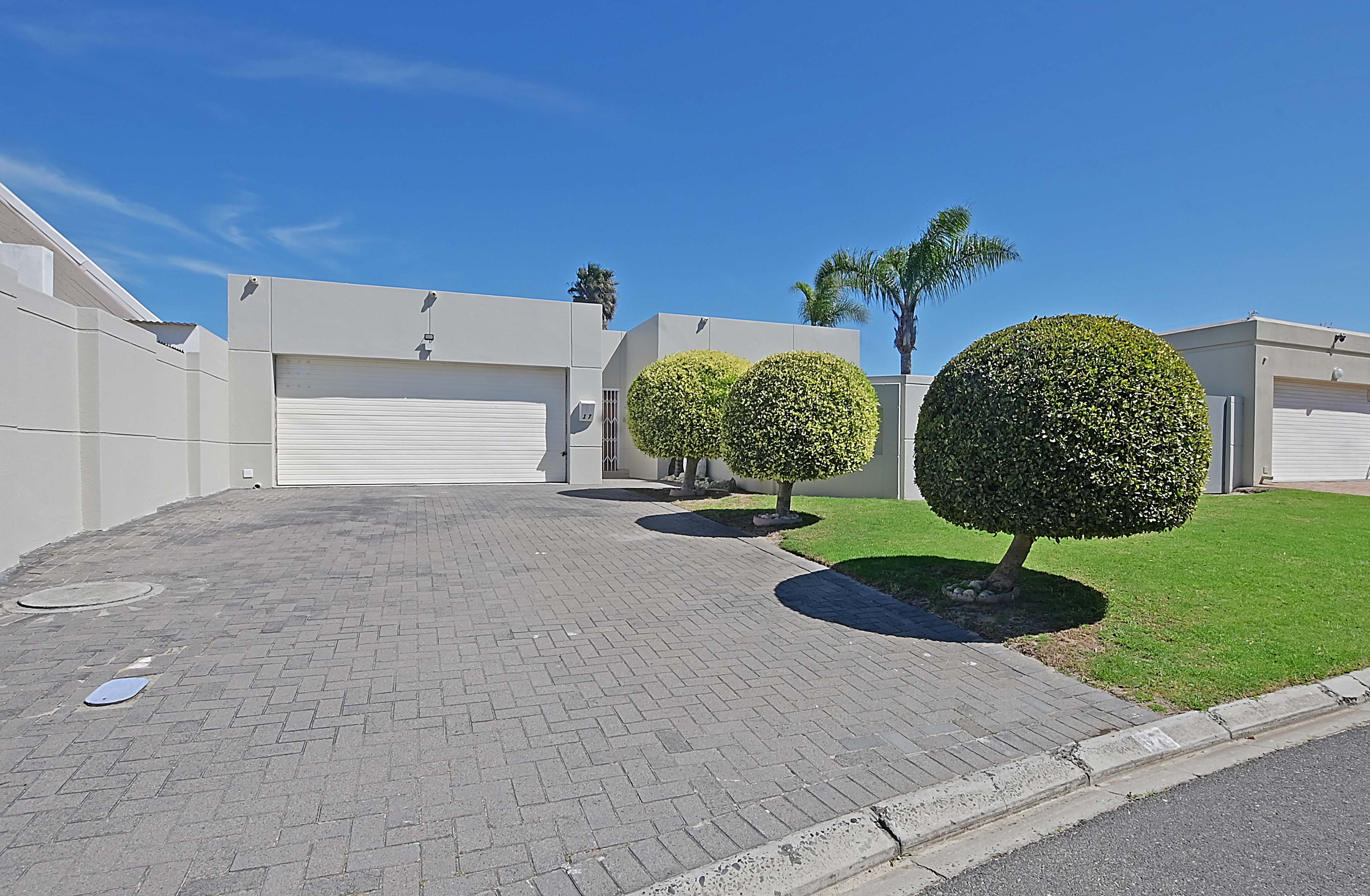 526m² Charming 4-Bedroom Family Home in Tranquil Parklands Pocket.