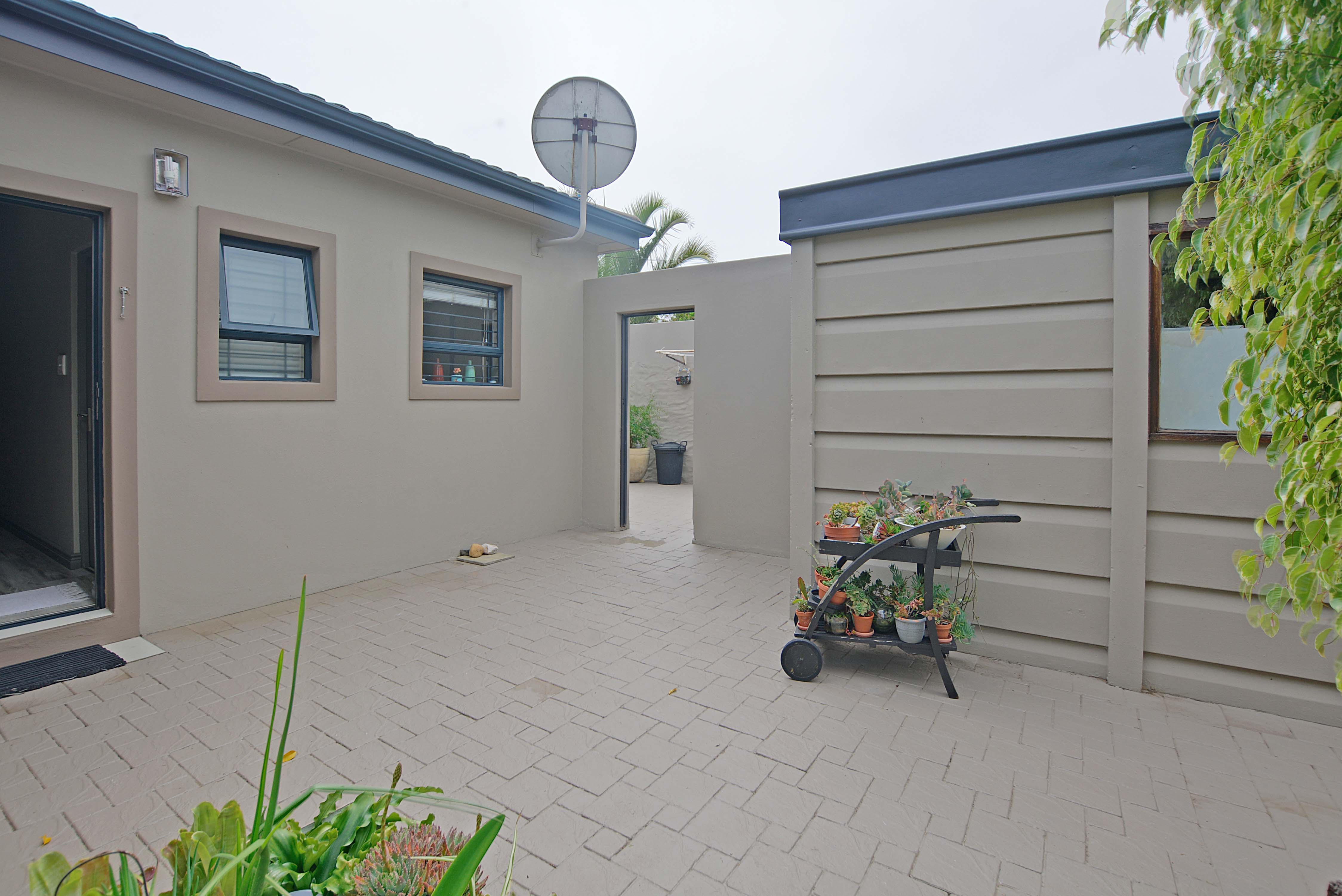937m² Extremely unique property, located in the sought after flamingo vlei area