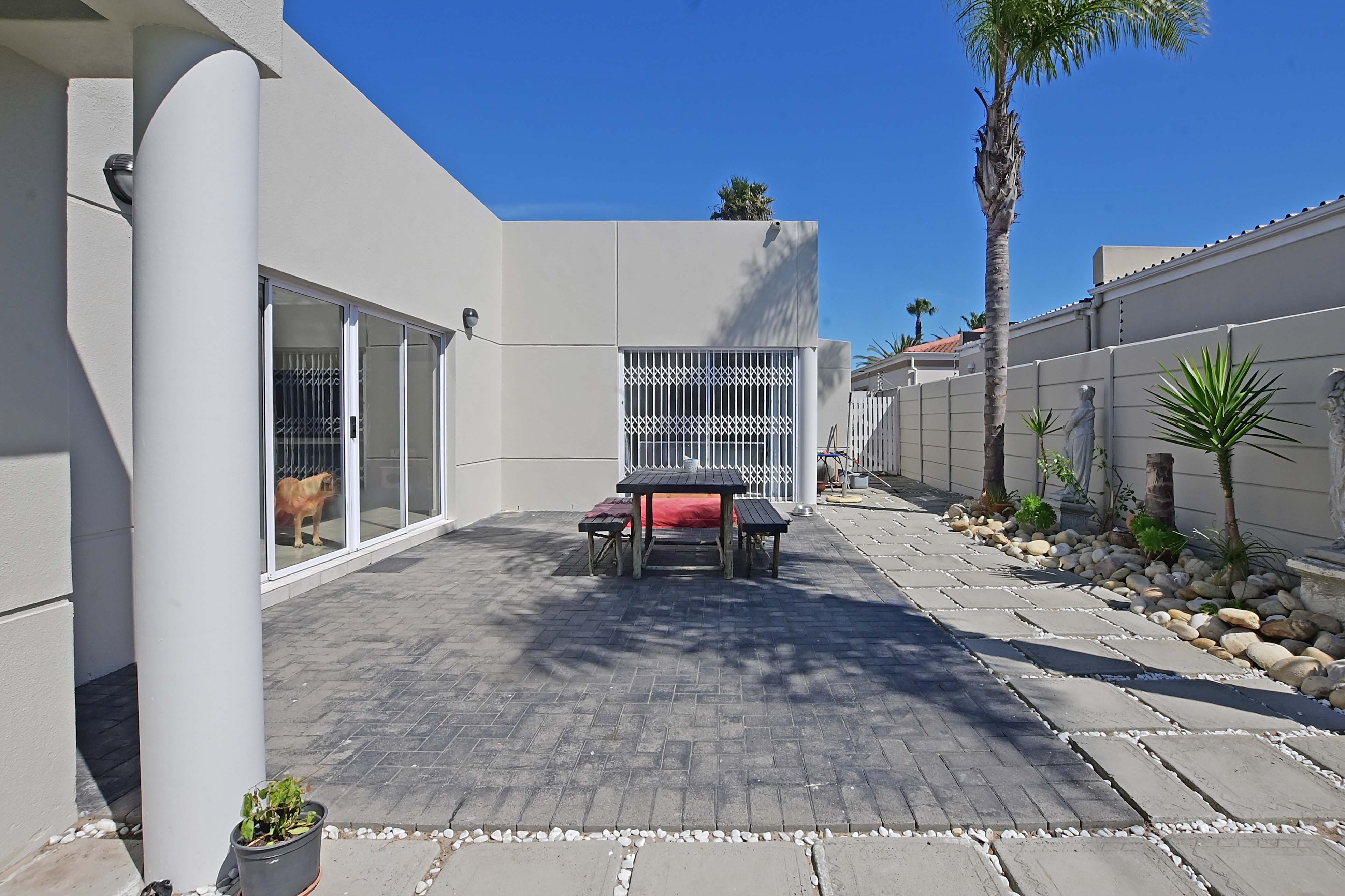 526m² Charming 4-Bedroom Family Home in Tranquil Parklands Pocket.