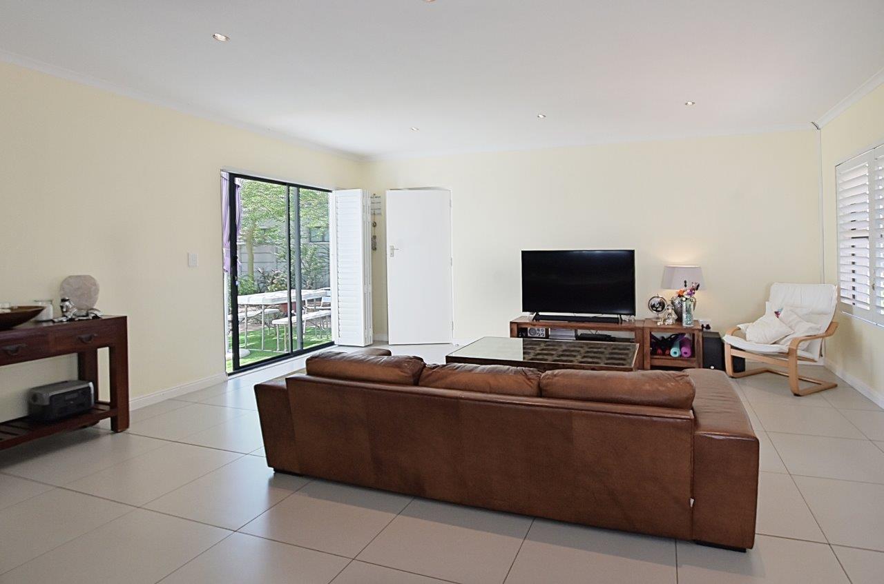 400m² Neat & Inviting Home in Canal West, Sunningdale.