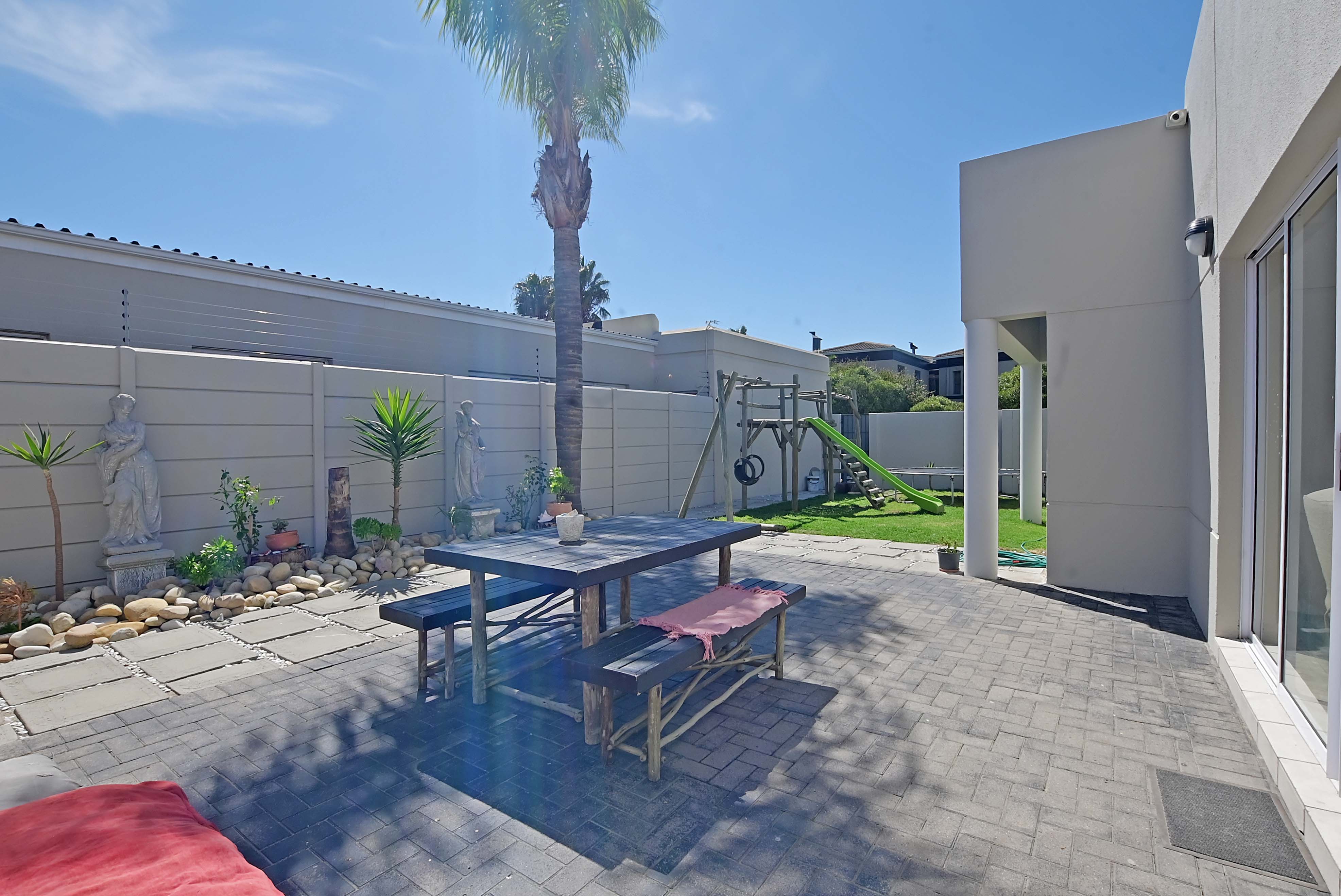 526m² Charming 4-Bedroom Family Home in Tranquil Parklands Pocket.
