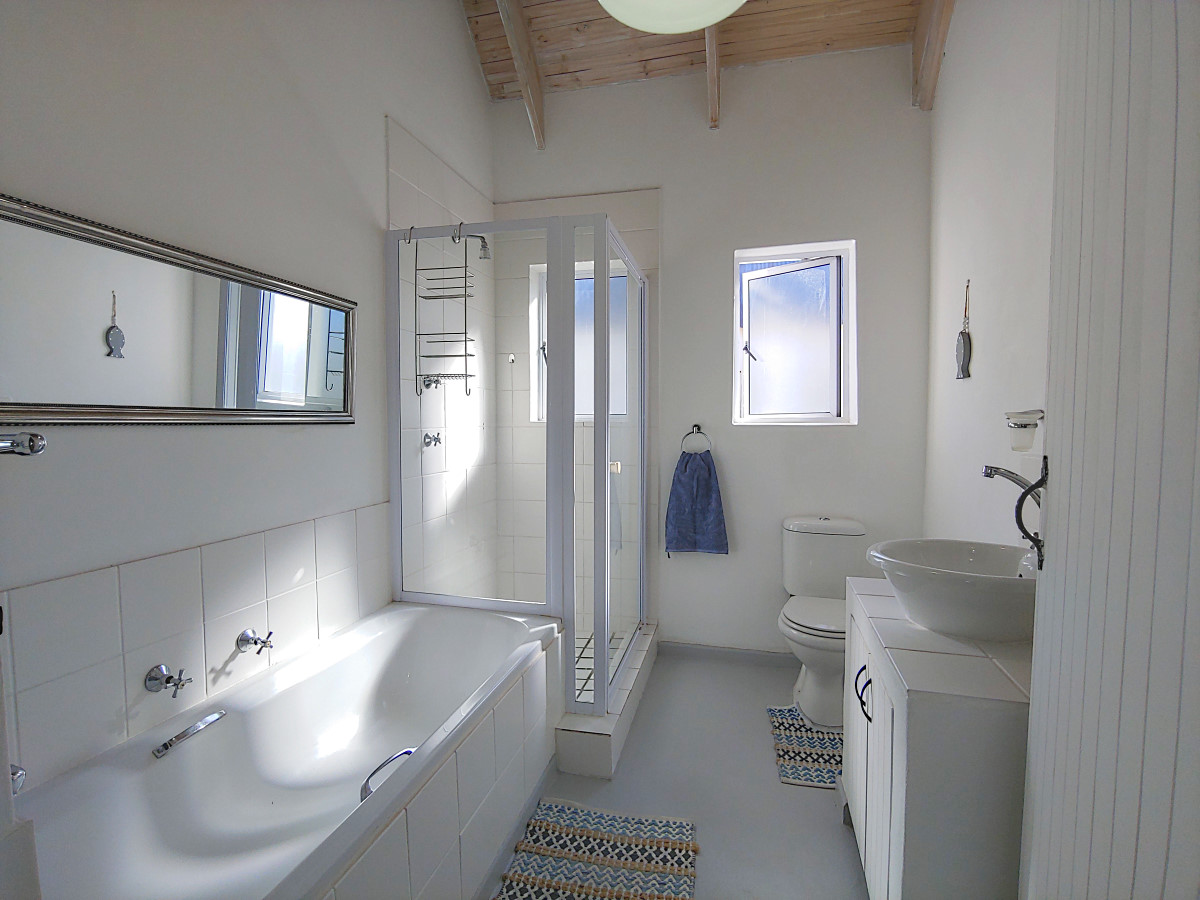 168m² Great Value: Coastal Home +/- 900 meters from Beach