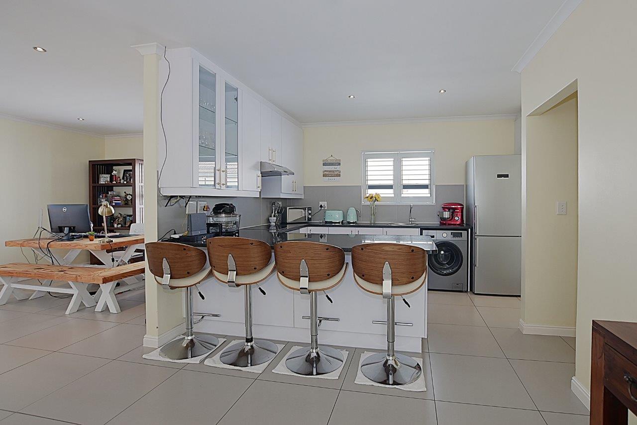 400m² Neat & Inviting Home in Canal West, Sunningdale.