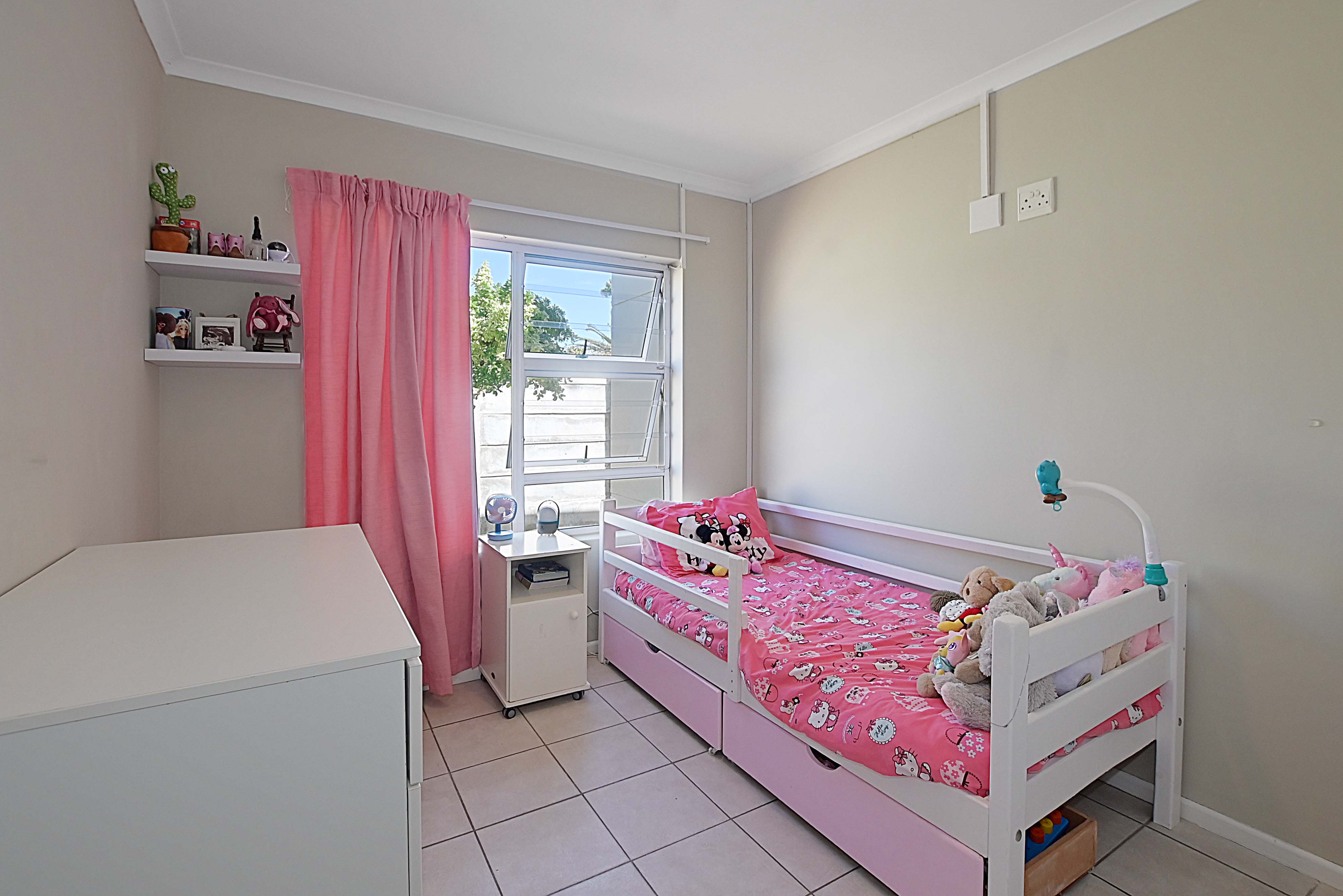 526m² Charming 4-Bedroom Family Home in Tranquil Parklands Pocket.