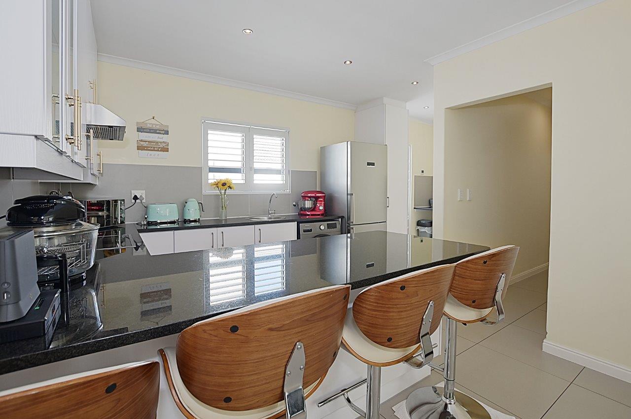 400m² Neat & Inviting Home in Canal West, Sunningdale.